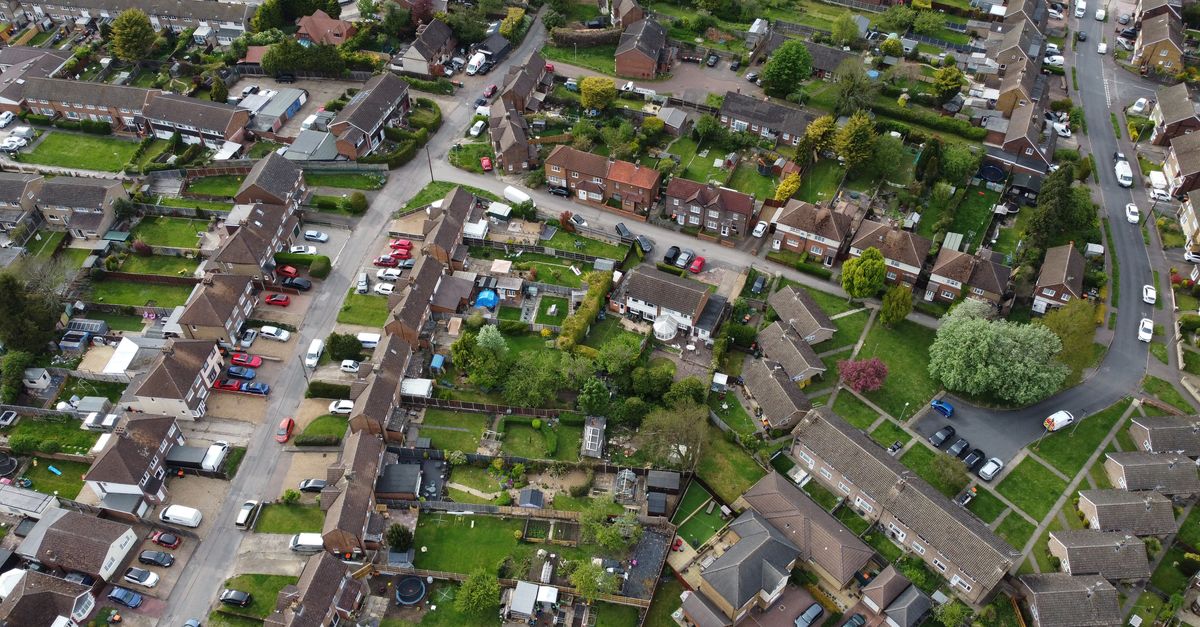 Tenant Gives Five Days' Notice Before Leaving UK and Requests Deposit Return